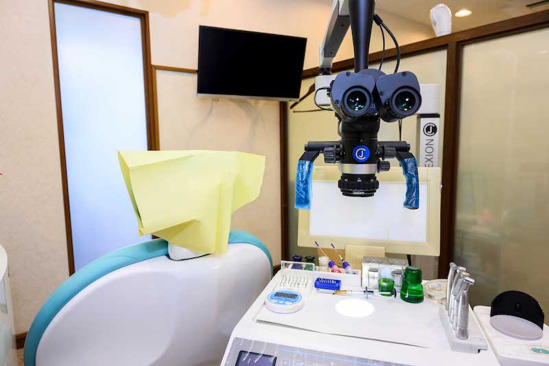 埼玉県上尾市の三井歯科医院の診察室。マイクロスコープ完備